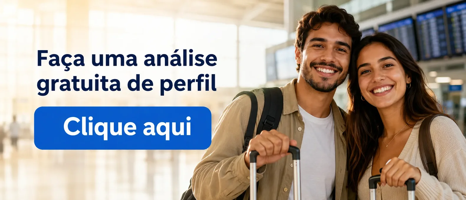 Casal no aeroporto com as malas, pronto para embarcar