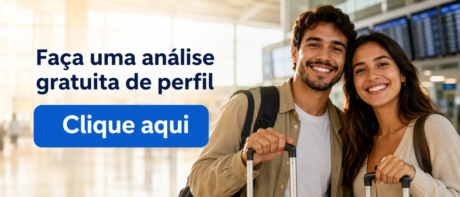 Casal brasileiro sorrindo no saguão do aeroporto, pronto para viajar