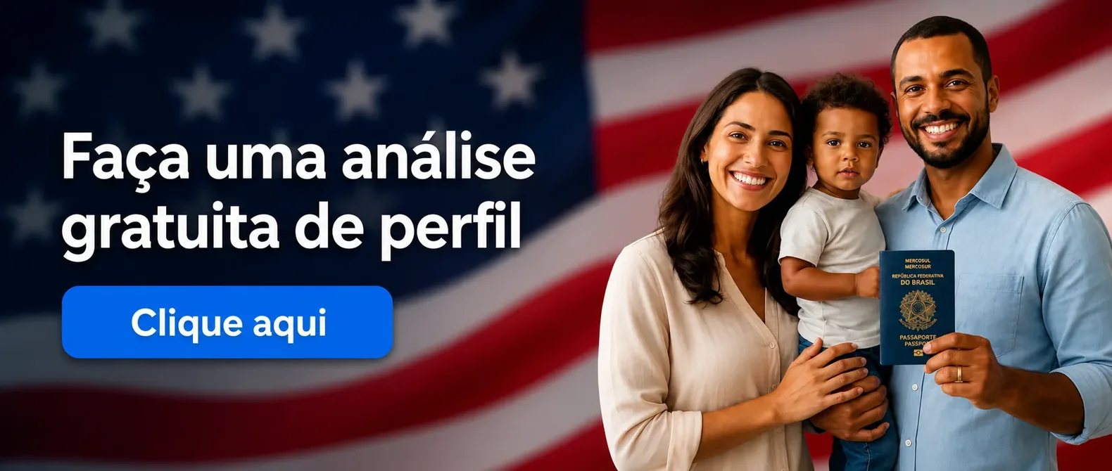 Casal com bebê no colo segurando dois passaportes brasileiros, com a bandeira dos Estados Unidos ao fundo