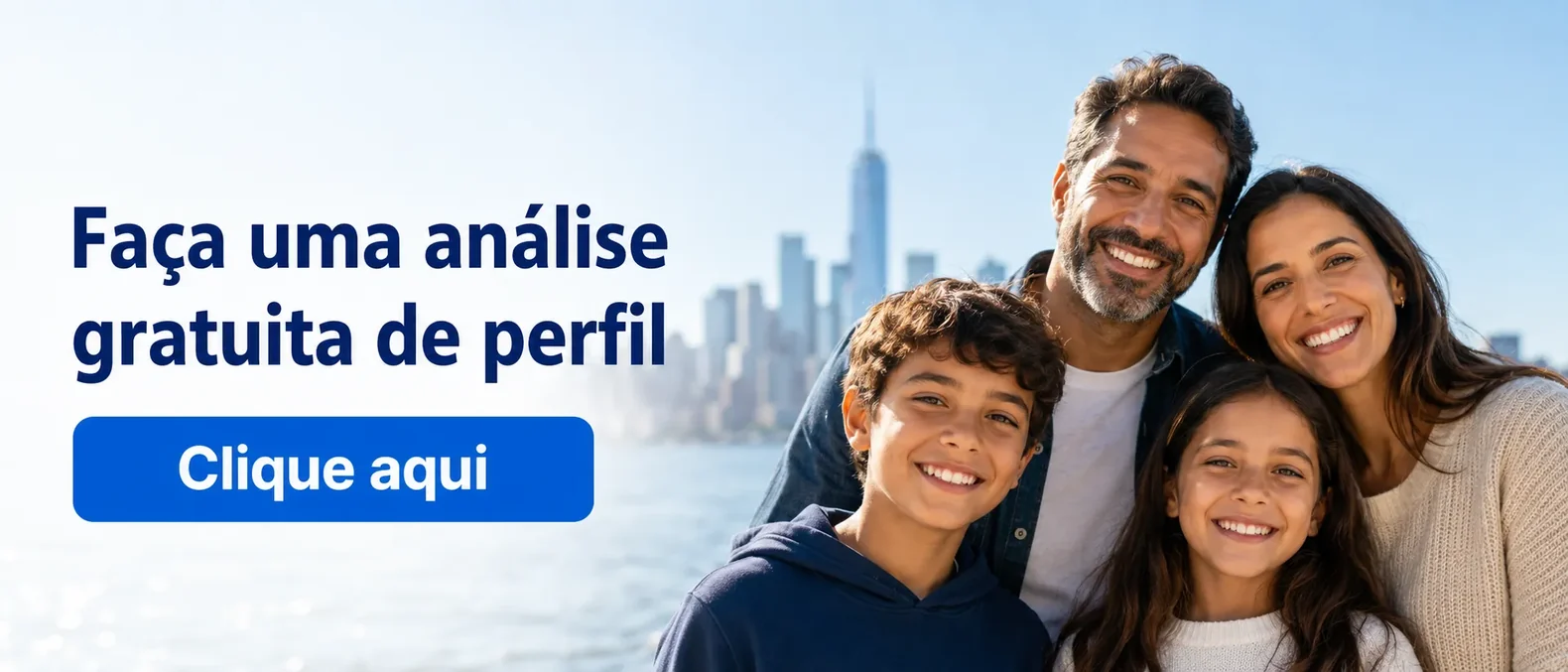 Família brasileira sorrindo com Nova York ao fundo