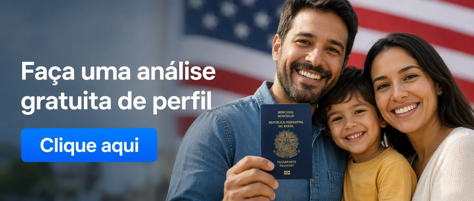 Família brasileira sorrindo com o passaporte diante da bandeira dos Estados Unidos