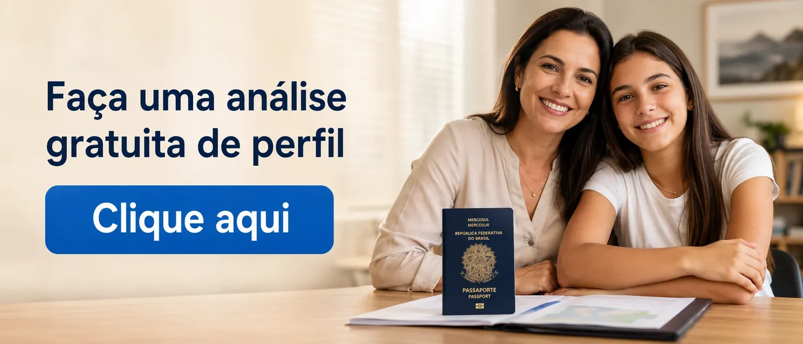 Mãe e filha conferindo documentos juntas, sorrindo Mãe e filha conferindo documentos juntas, sorrindo