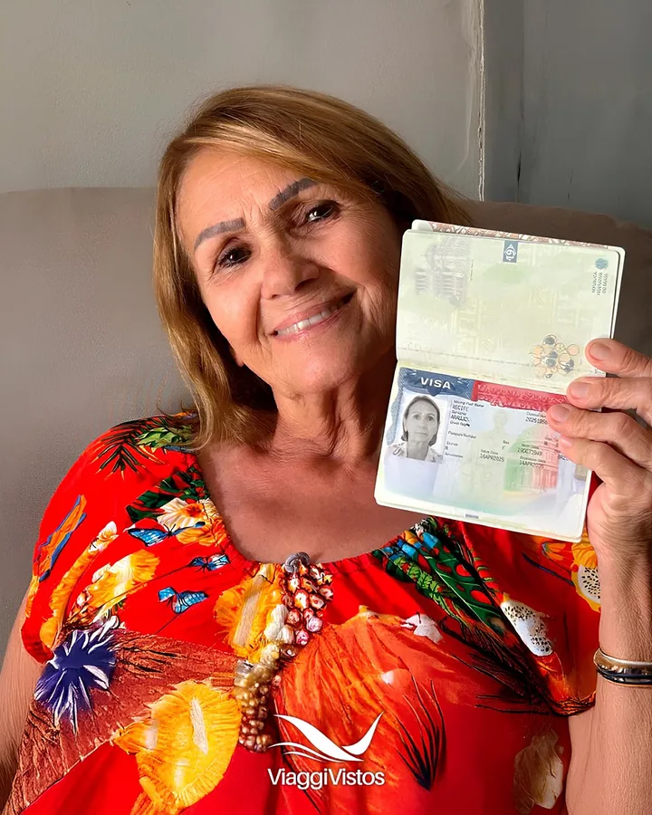 Cliente aprovada no visto americano segurando o passaporte, Viaggi Vistos