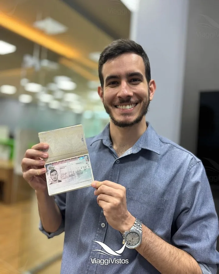 Cliente da Viaggi Vistos sorrindo com o visto americano aprovado