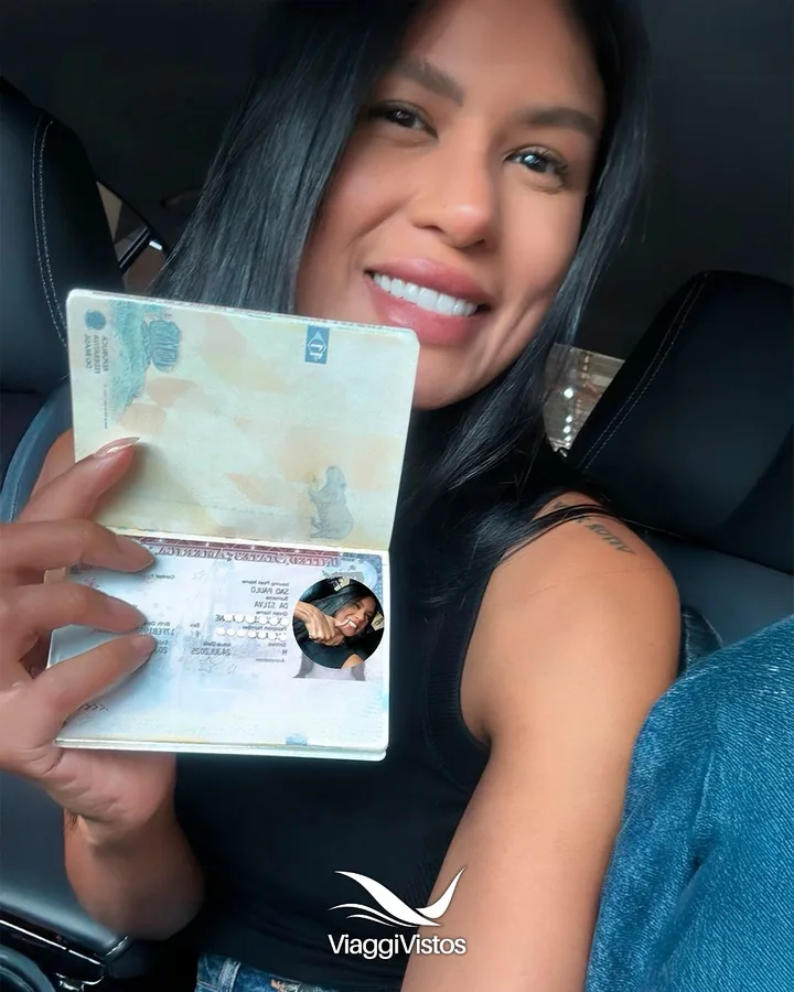 Cliente aprovada no visto americano com o passaporte em mãos, Viaggi Vistos
