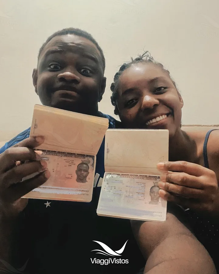 Casal de clientes da Viaggi Vistos com os vistos americanos aprovados