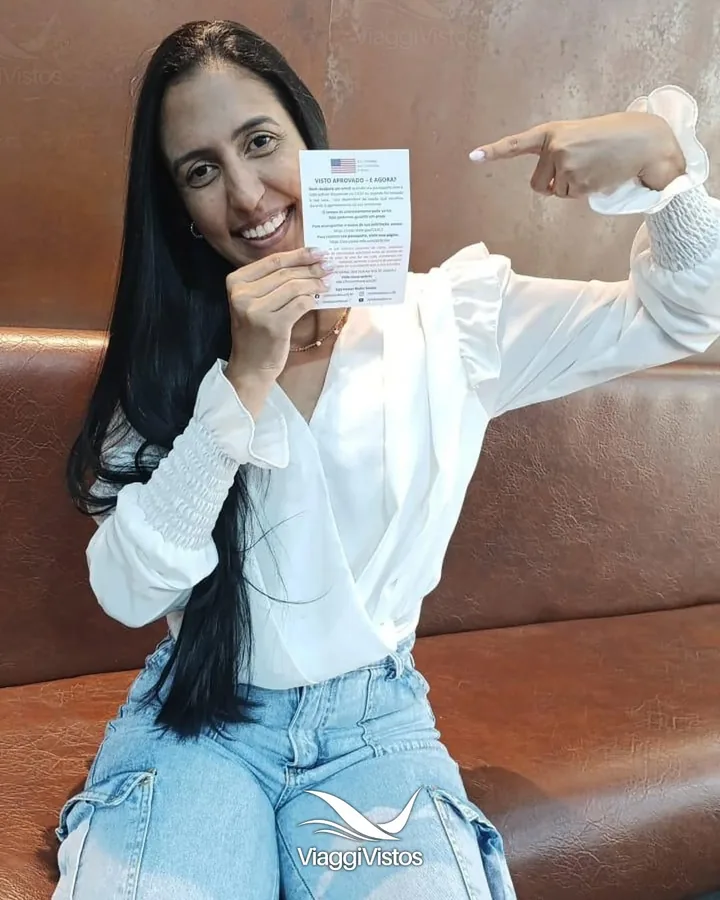 Cliente da Viaggi Vistos comemorando a aprovação do visto americano