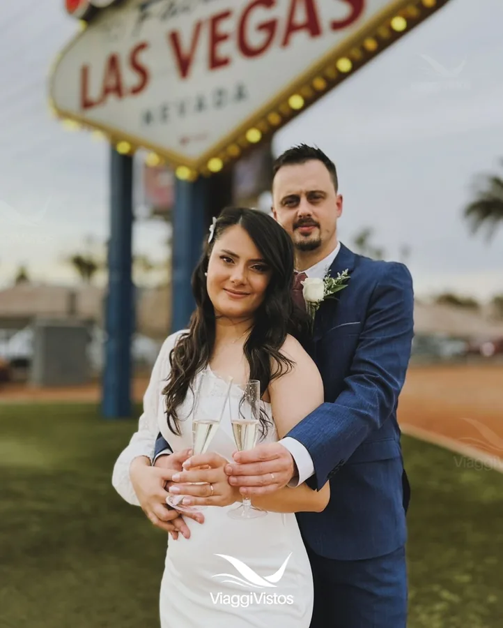 Casal de clientes da Viaggi Vistos celebrando a viagem aos Estados Unidos em Las Vegas