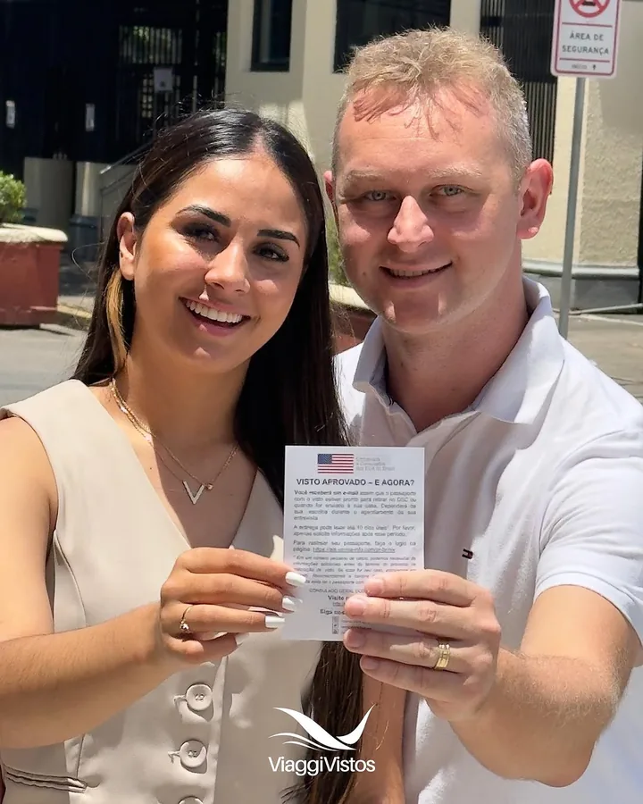 Casal jovem de clientes da Viaggi Vistos aprovado no visto americano
