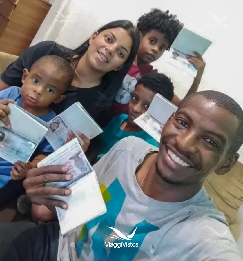 Família de clientes da Viaggi Vistos aprovada no visto americano
