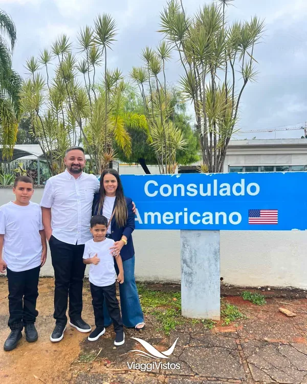 Cliente da Viaggi Vistos com o passaporte e o visto americano aprovado