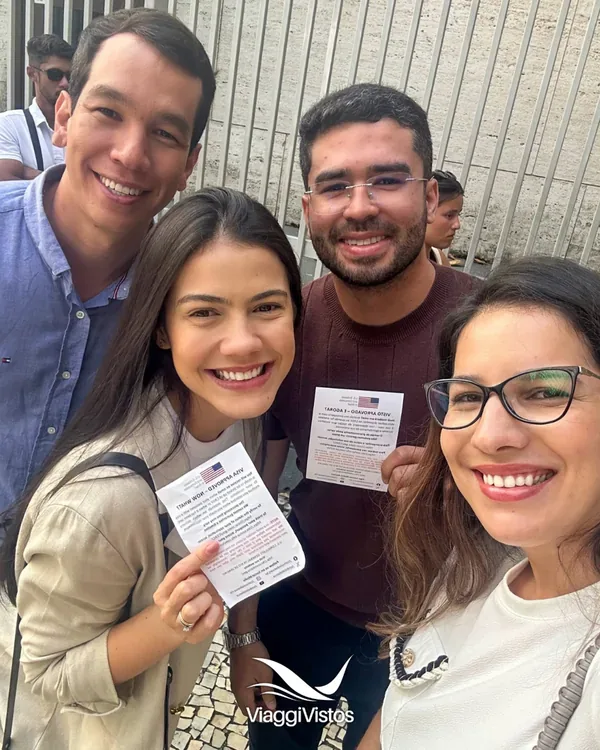 Cliente da Viaggi Vistos com o passaporte e o visto americano aprovado