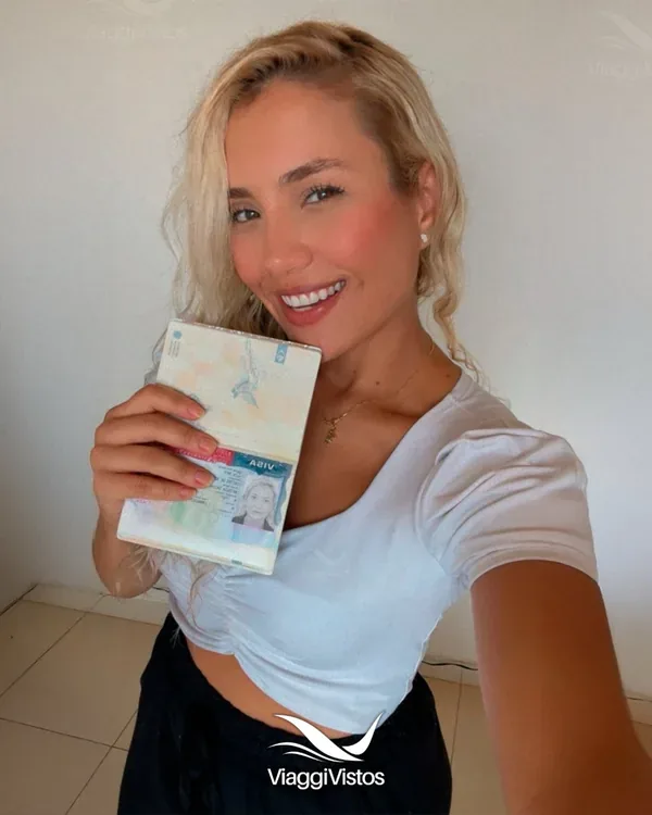 Cliente da Viaggi Vistos comemorando a aprovação do visto americano