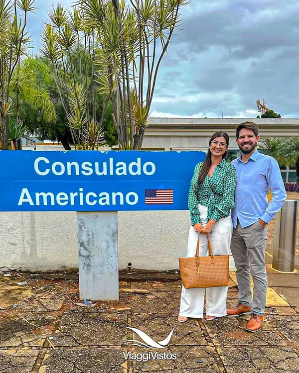 Cliente da Viaggi Vistos com o passaporte e o visto americano aprovado
