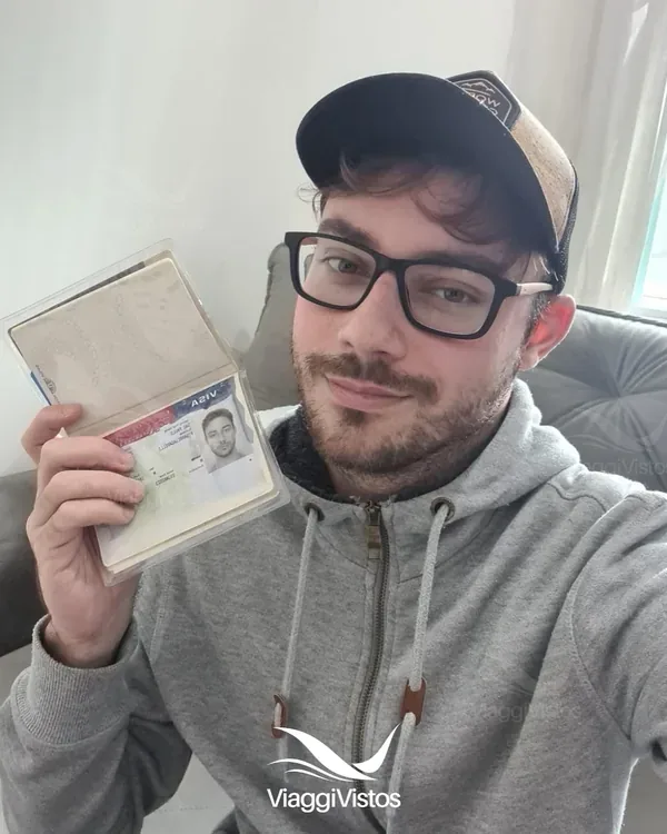 Cliente da Viaggi Vistos comemorando a aprovação do visto americano