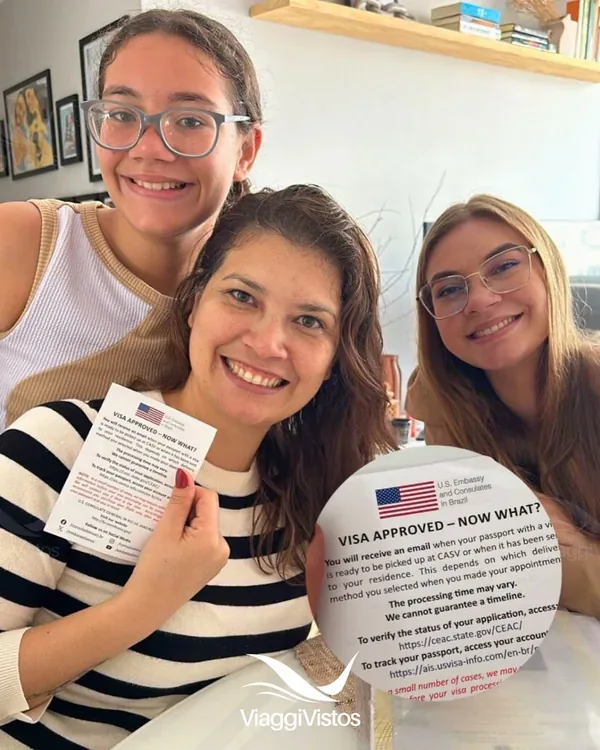 Cliente da Viaggi Vistos com o passaporte e o visto americano aprovado