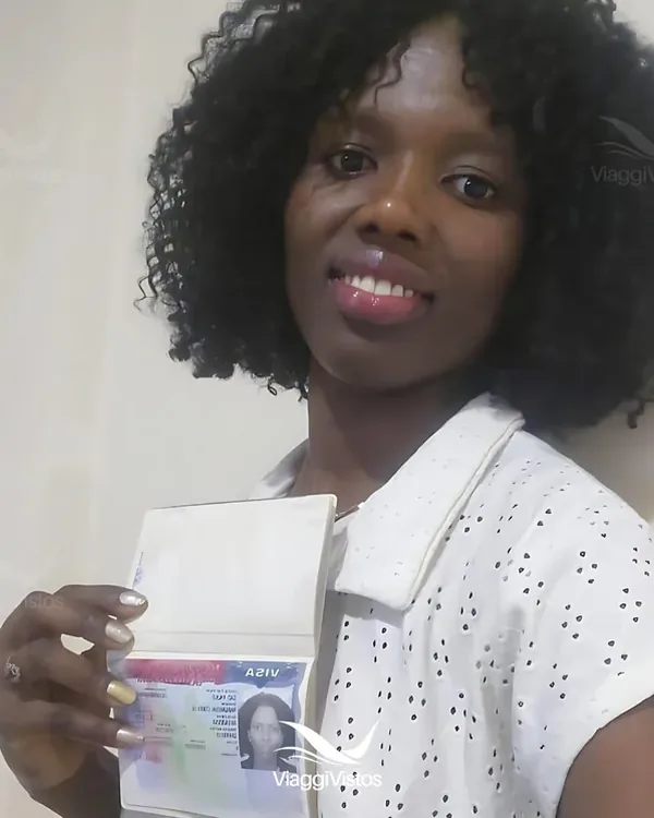 Cliente da Viaggi Vistos comemorando a aprovação do visto americano