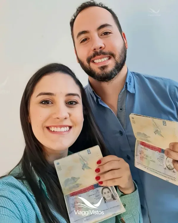 Cliente da Viaggi Vistos com o passaporte e o visto americano aprovado