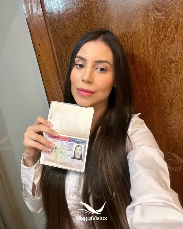 Cliente da Viaggi Vistos comemorando a aprovação do visto americano