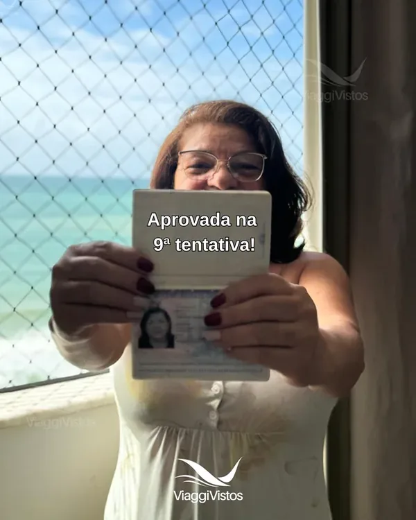 Cliente da Viaggi Vistos com o passaporte e o visto americano aprovado
