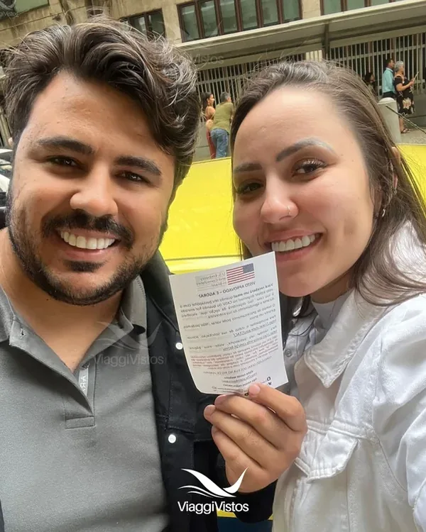 Cliente da Viaggi Vistos comemorando a aprovação do visto americano