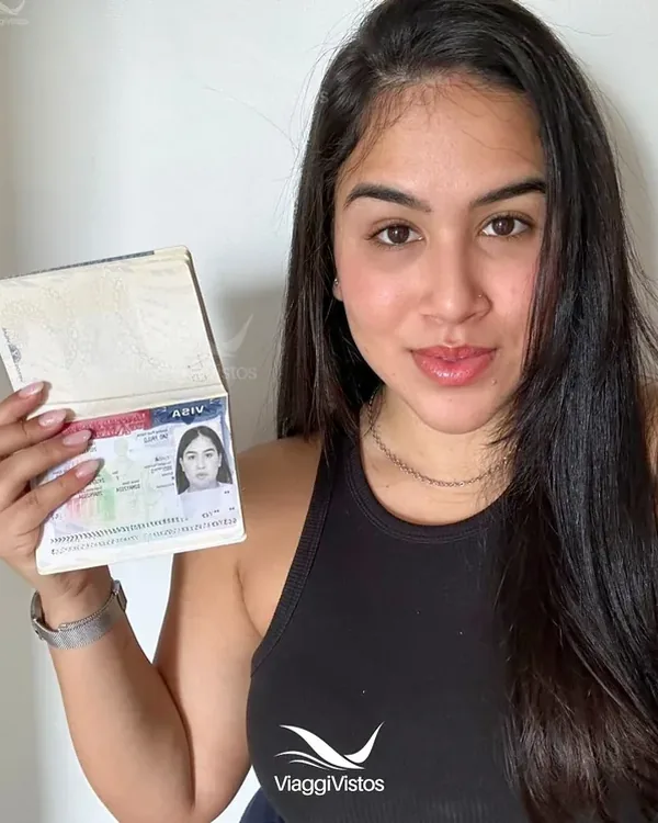 Cliente da Viaggi Vistos com o passaporte e o visto americano aprovado