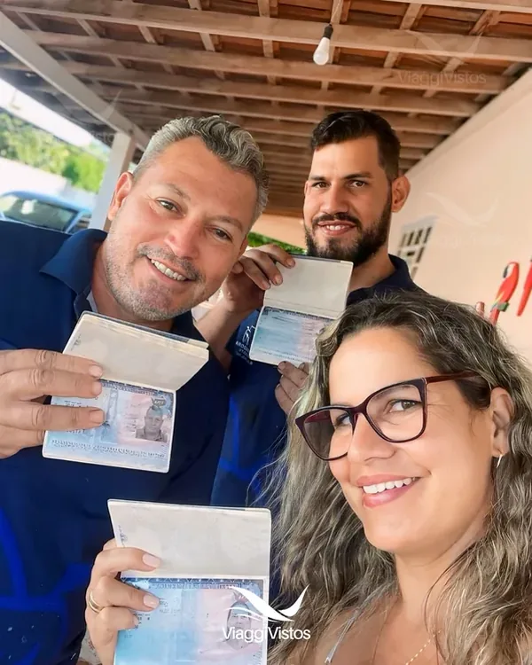 Cliente da Viaggi Vistos comemorando a aprovação do visto americano