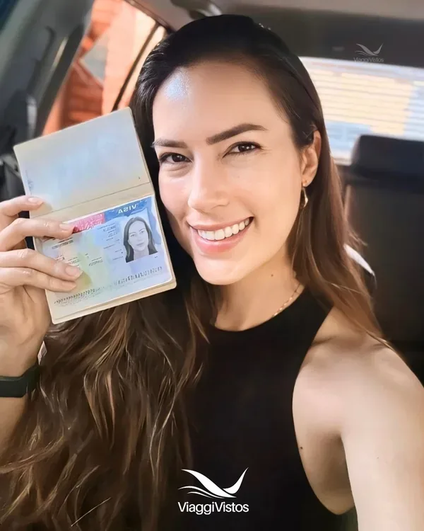 Cliente da Viaggi Vistos com o passaporte e o visto americano aprovado