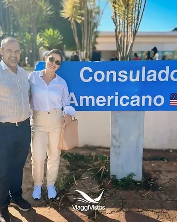 Cliente da Viaggi Vistos comemorando a aprovação do visto americano