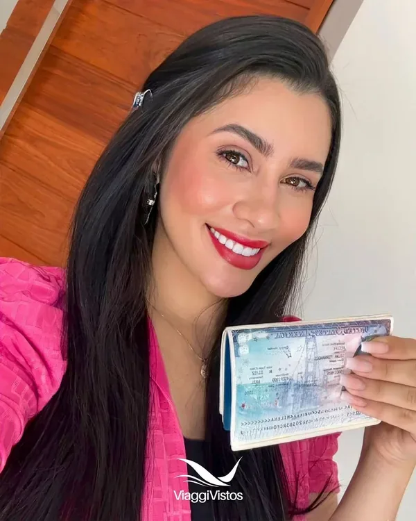 Cliente da Viaggi Vistos com o passaporte e o visto americano aprovado