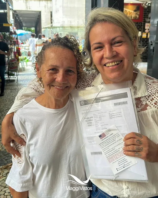 Cliente da Viaggi Vistos comemorando a aprovação do visto americano
