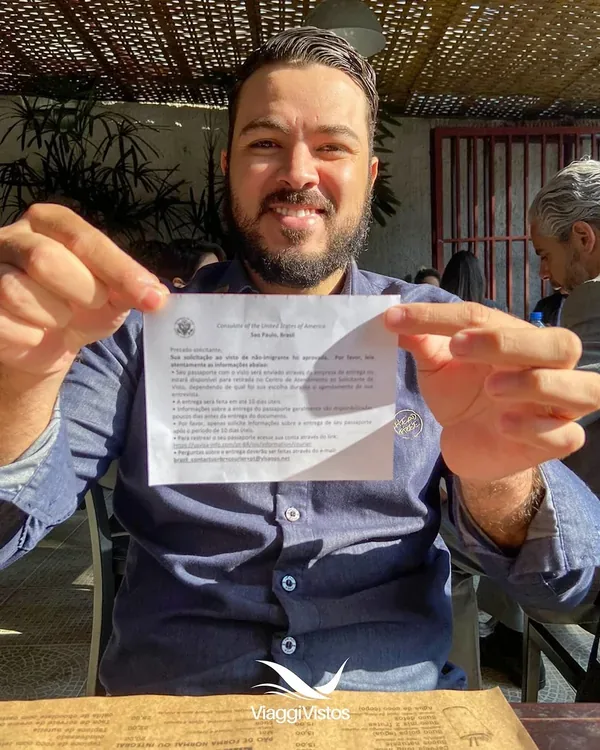 Cliente da Viaggi Vistos com o passaporte e o visto americano aprovado
