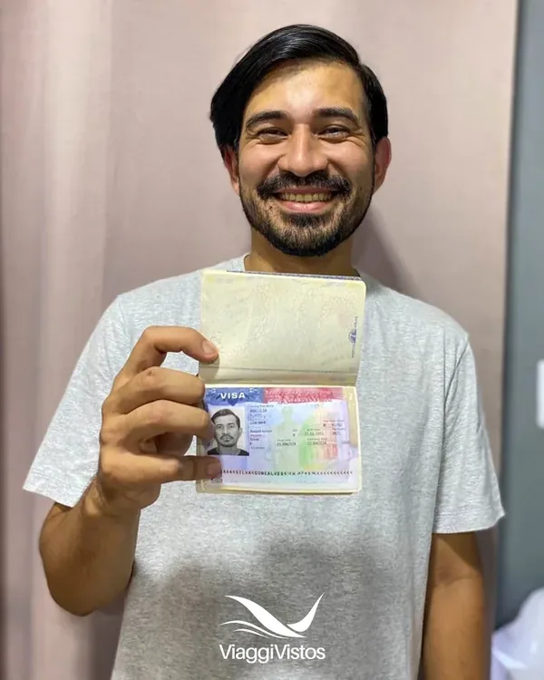 Cliente da Viaggi Vistos comemorando a aprovação do visto americano