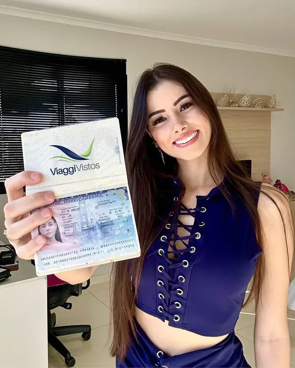 Cliente da Viaggi Vistos comemorando a aprovação do visto americano