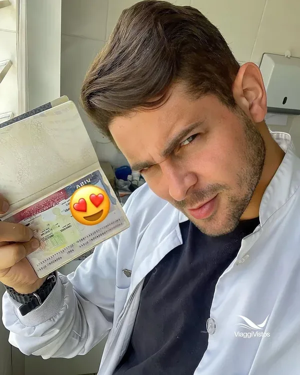 Cliente da Viaggi Vistos com o passaporte e o visto americano aprovado