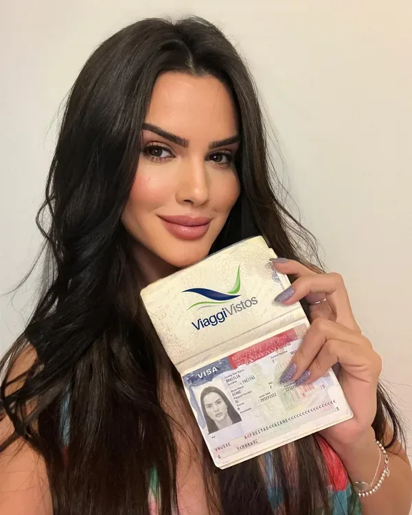 Cliente da Viaggi Vistos comemorando a aprovação do visto americano