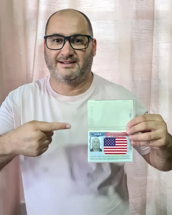 Cliente da Viaggi Vistos com o passaporte e o visto americano aprovado