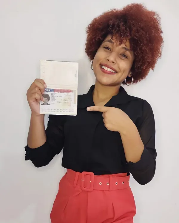 Cliente da Viaggi Vistos comemorando a aprovação do visto americano