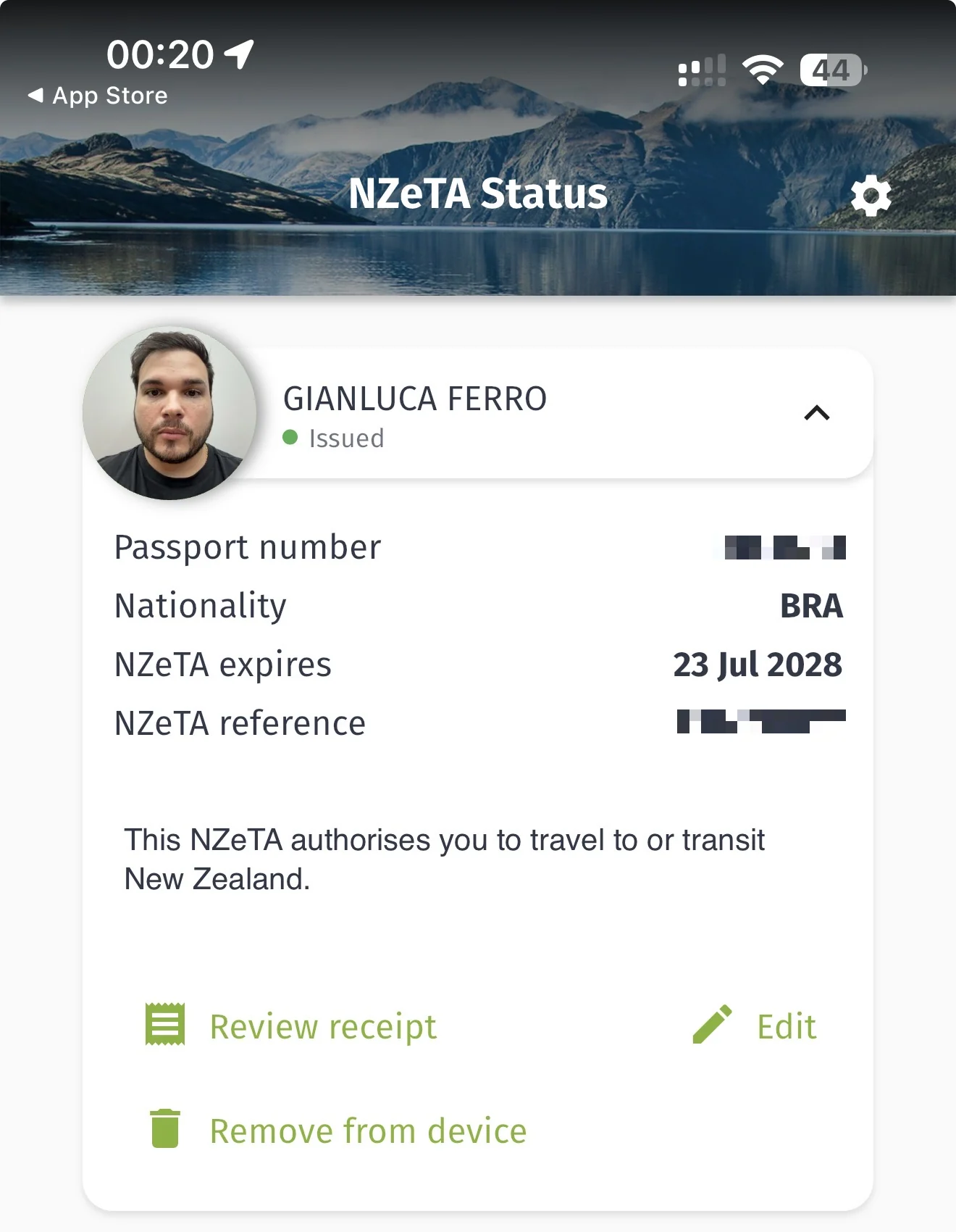 Tela do aplicativo NZeTA com o status Issued, mostrando um NZeTA aprovado com validade de 2 anos, com o número do passaporte e a referência preservados